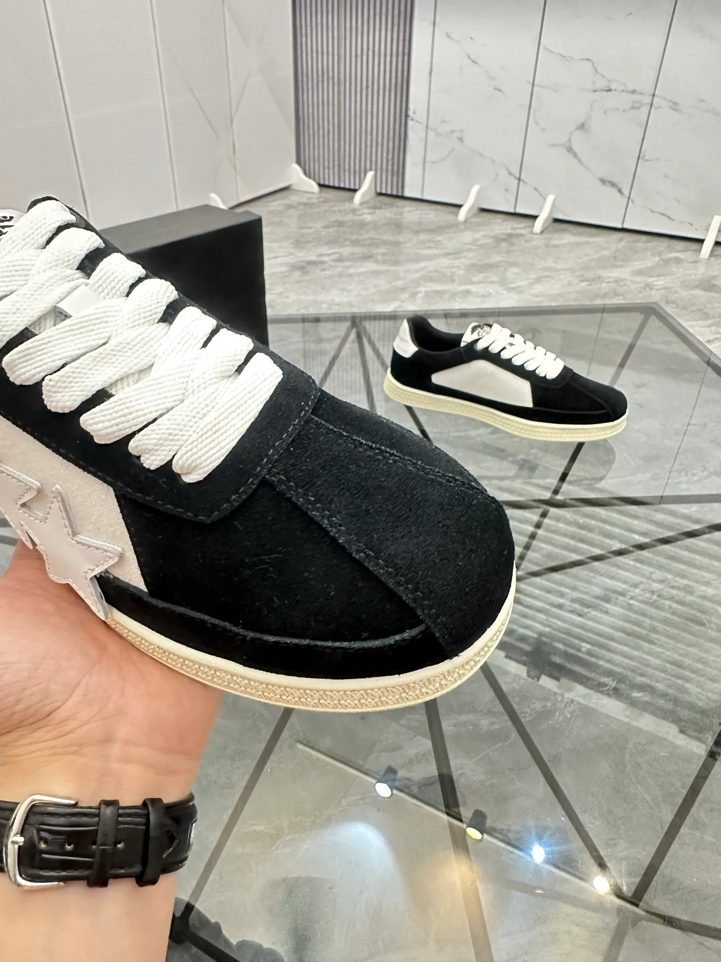 Men's shoes: 💰P420¥ Product trademark: AMIRI* "Amir*" low-top casual shoes Regular size: 38-45 (can be customized to 46) Product material: imported nubuck leather upper, breathable lining, original outsole. Number: 001